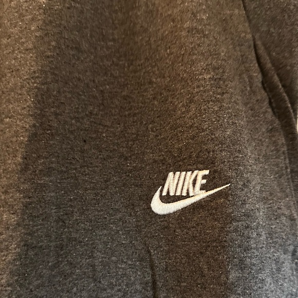 Nike - Picture 2 of 4